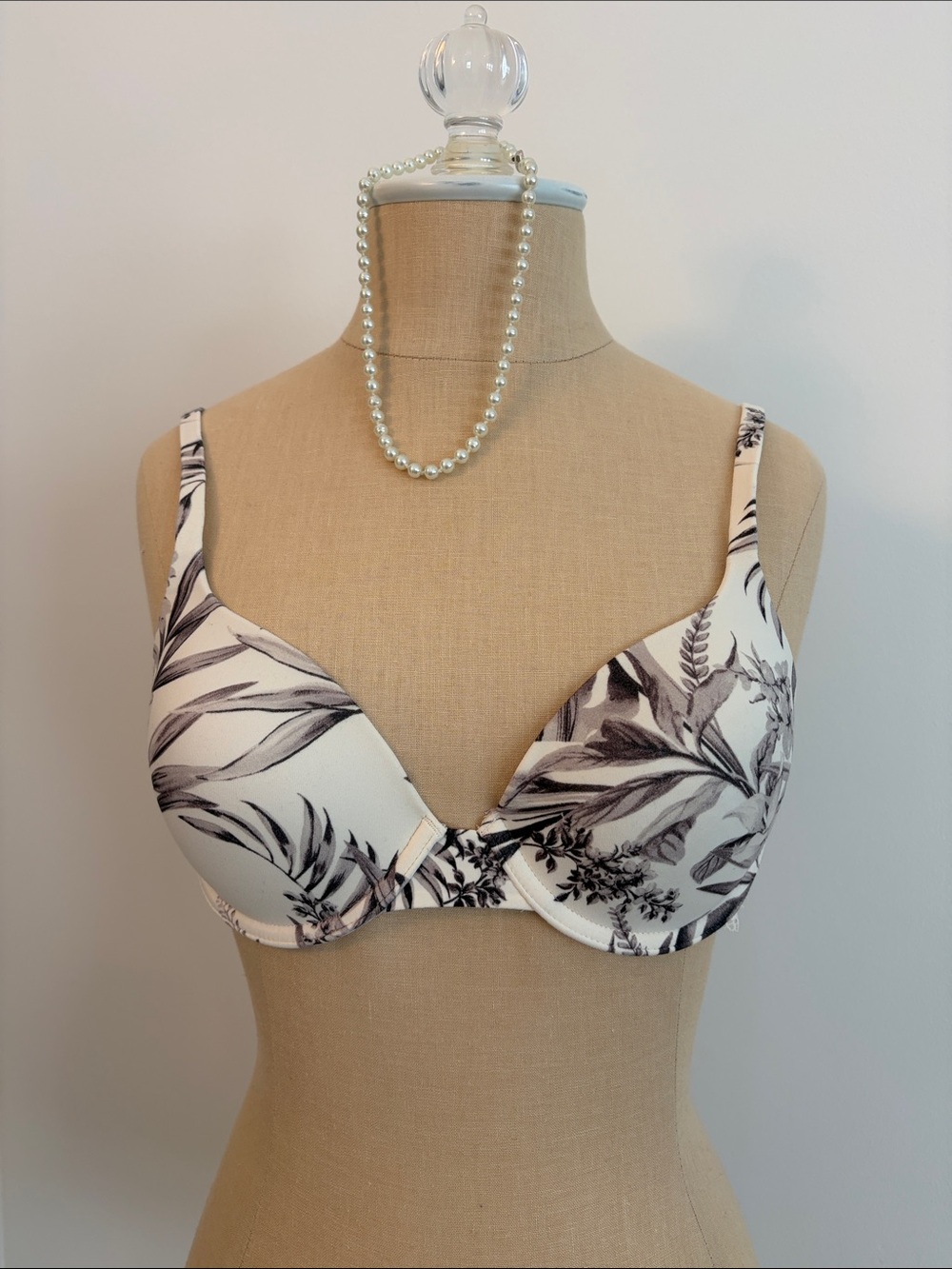Lovely Soma Embraceable Demi Bra, 34B, Cream & Black Floral Print, EUC